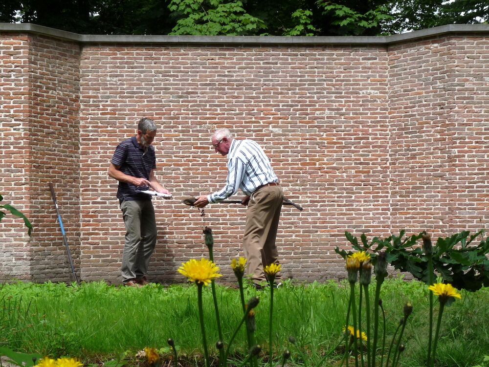 Hennes Claassen en Jan Freriks boren samen gaten op Berbice