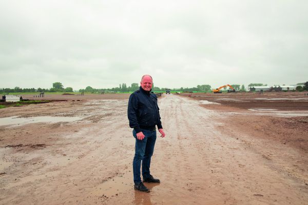 Dirk Bouman op de nieuwe kwekerij in wording.