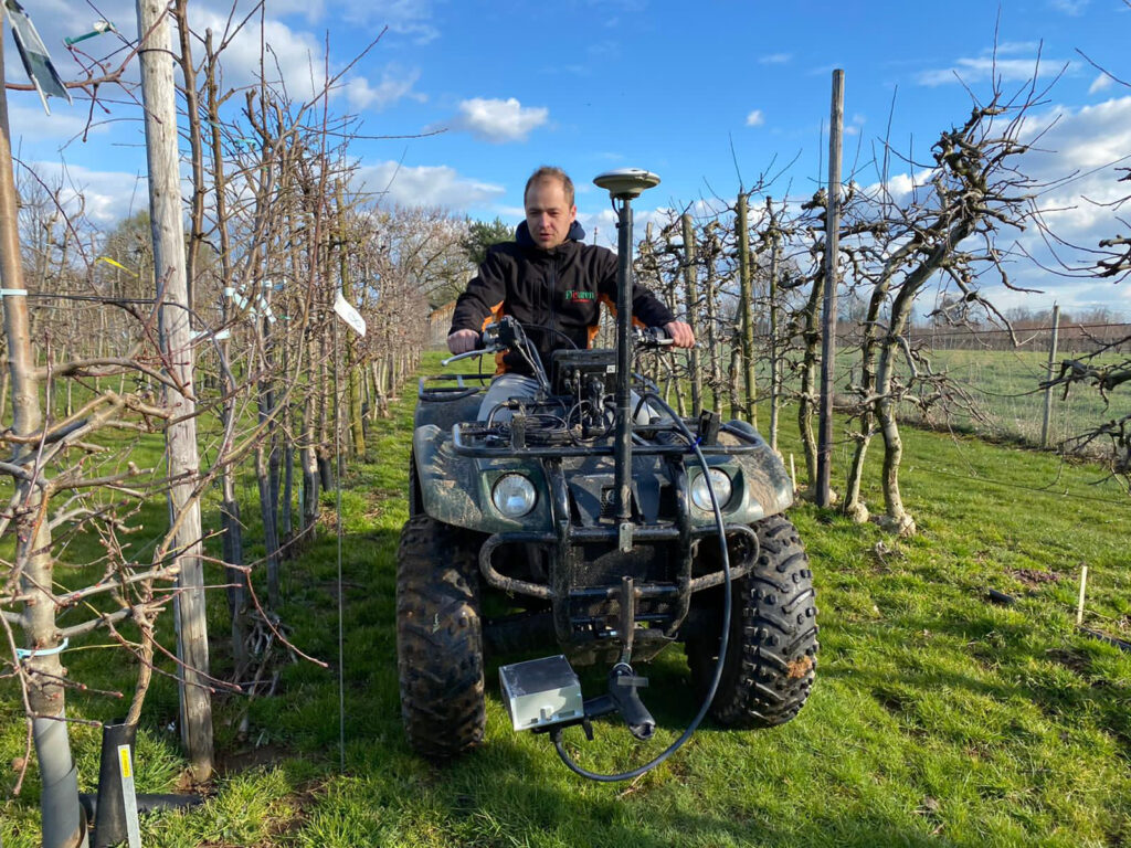 Het AgroWizard systeem voor digitale stamdiktemeting komt gemonteerd op een voertuig het best tot zijn recht.