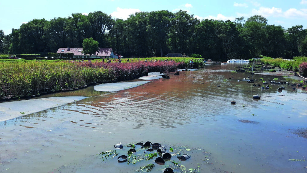 Grote schade door de overstromingen bij Jos Smits in Broekhuizenvorst.